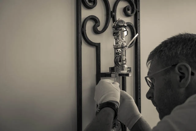 Handwerkliche Montage einer Leopold-Uhr in der Werkstatt