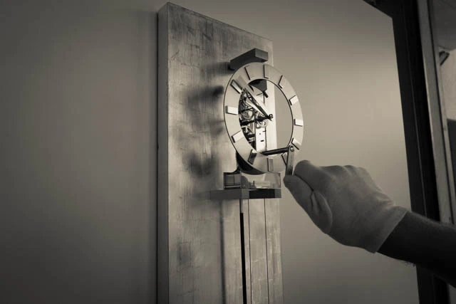 Handwerkliche Arbeit an einer montierten Leopold-Uhr