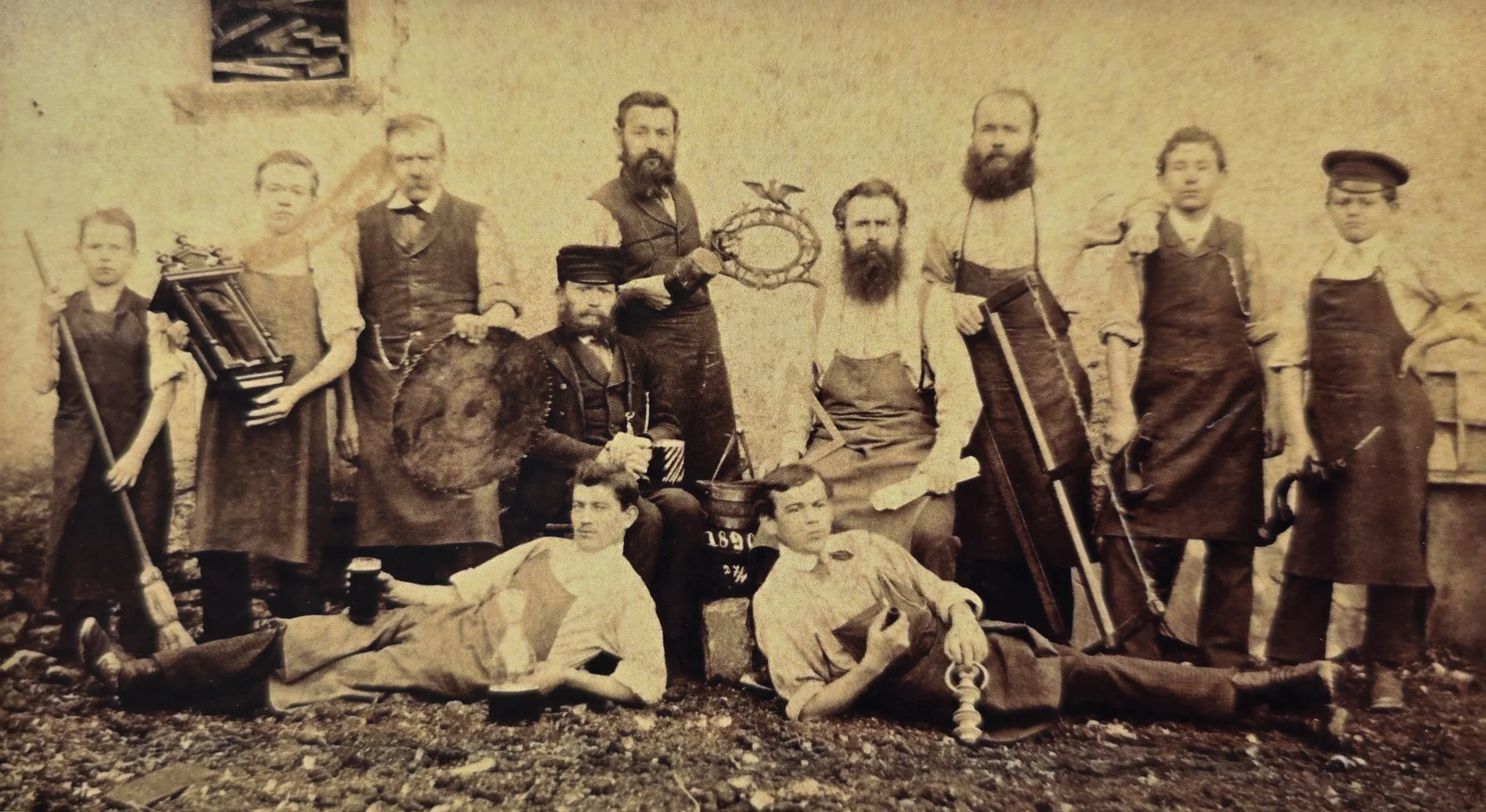 Belegschaft und Familie zum zehnjährigen Jubiläum der Uhrenkastenschreinerei Leopold Müller