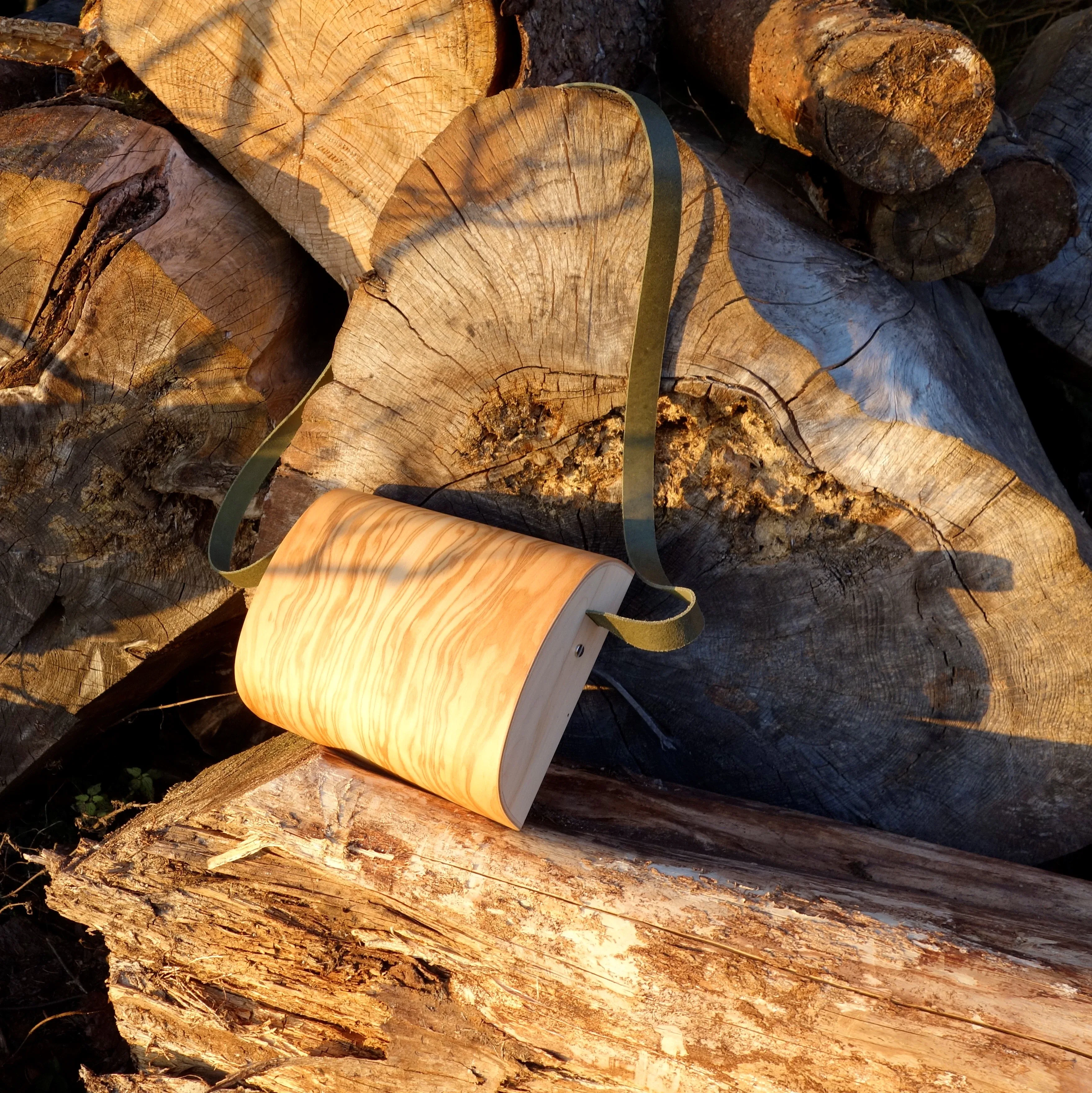Bagforest Holztasche auf Holzstämmen